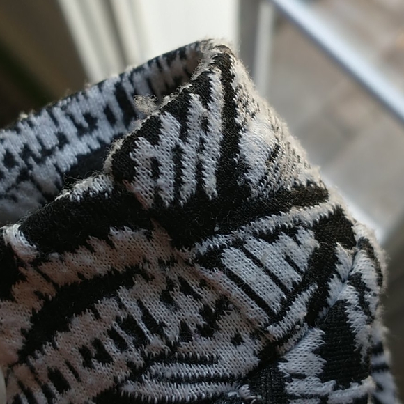 Black and white skirt - Picture 3 of 4